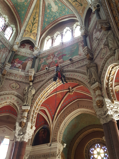 Travaux en hauteur TAF69 cordiste Changement des ampoule Eclairage Basilique d'Ars