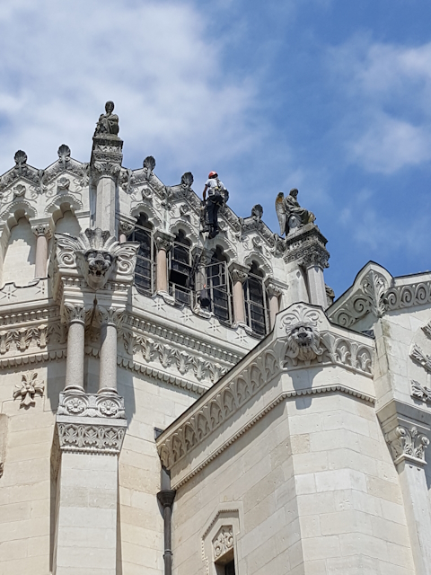 Travaux en hauteur TAF69 cordiste Changement des ampoule Eclairage Basilique d'Ars