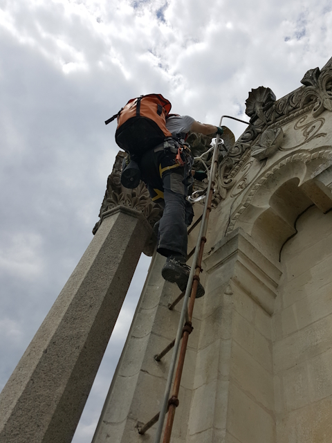 Travaux en hauteur TAF69 cordiste Changement des ampoule Eclairage Basilique d'Ars