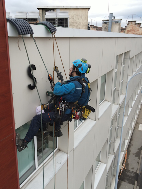 Travaux en hauteur TAF69 cordiste Pose et nettoyage d'une enseigne publicitaire Sageri