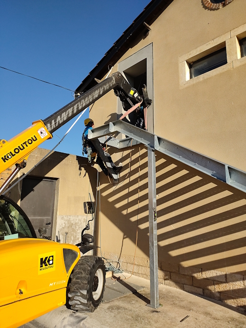 Travaux en hauteur TAF69 cordiste Pose escalier de secours levage sécurité MASE