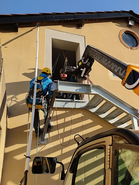 Travaux en hauteur TAF69 cordiste Pose escalier de secours levage sécurité MASE