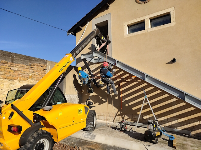 Travaux en hauteur TAF69 cordiste Pose escalier de secours levage sécurité MASE