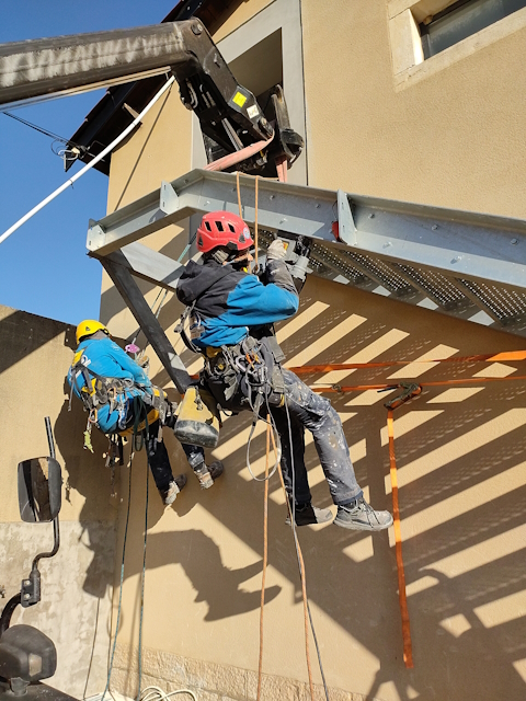 Travaux en hauteur TAF69 cordiste Pose escalier de secours levage sécurité MASE