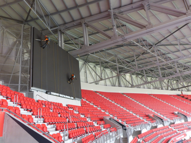 TAF69 cordiste travaux en hauteur. Nettoyage des écrans géants Groupama Stadium Lyon