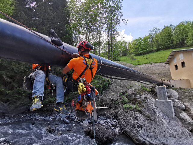 TAF69 cordiste travaux en hauteur. Changement d'une canalisation Albiez Montrend