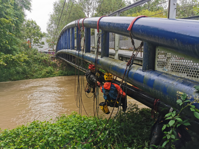 TAF69 cordiste travaux en hauteur. Changement d'une canalisation eau fluviale Bourget du Lac