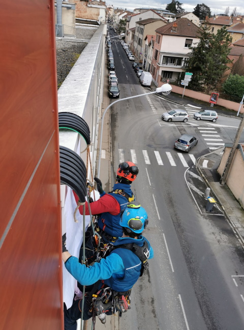 Travaux en hauteur TAF69 cordiste Pose et nettoyage d'une enseigne publicitaire Sageri