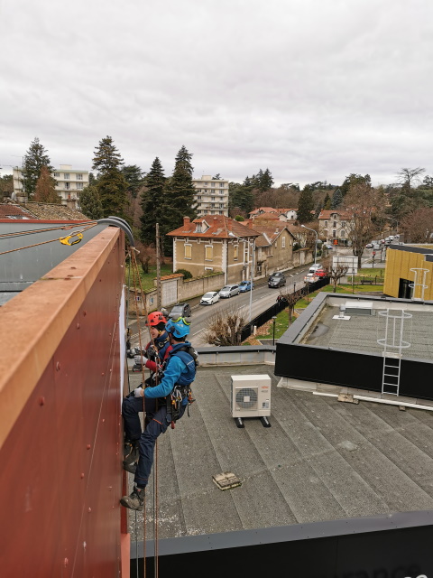 Travaux en hauteur TAF69 cordiste Pose et nettoyage d'une enseigne publicitaire Sageri